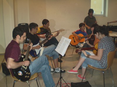 Nits de música repassa la història de la guitarra amb els alumnes del Centre Cultural.