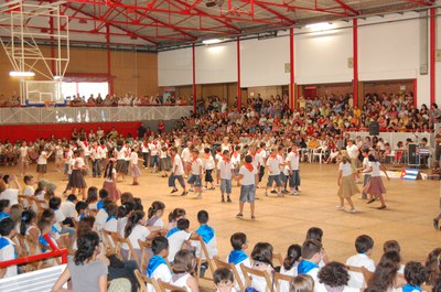 Se celebra la trobada de dansaires al Pavelló Municipal Joan Creus.