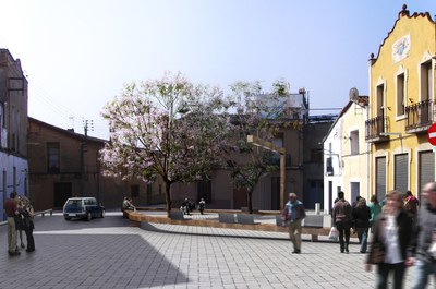 Veïns i responsables de l'obra visiten la reforma de la plaça d'en Clos.