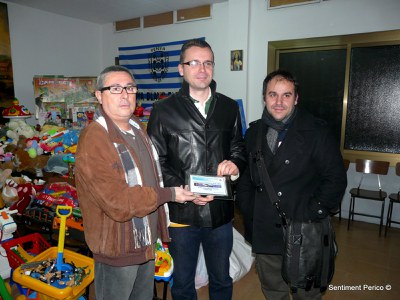 La Penya Blanc Blava de Ripollet participa en la campanya ‘Cap infant sense una joguina' de Montcada.
