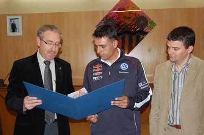 Lucas Cruz, guanyador del Dakar 2010 rep la insígnia de plata de Ripollet.