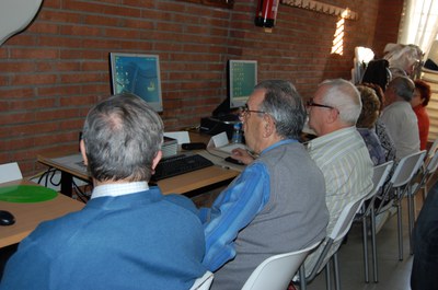 La Gent Activa realitza un taller d'iniciació a la informàtica al barri de Can Mas.