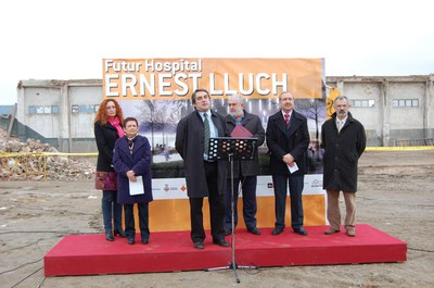 Els alcaldes visiten l'enderroc dels terrenys del futur hospital.