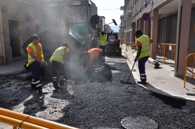 Comença l'asfaltat del carrer de Padró.