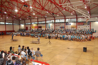 Centenars d'alumnes de Ripollet participen a la Cantata 2010.