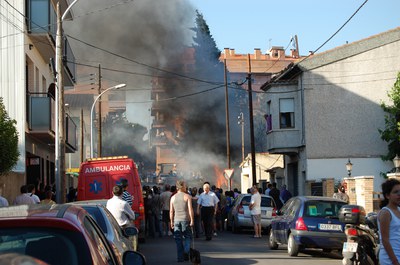 Espectacular incendi al carrer de Rocabruna amb Joan Miro.