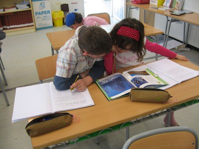 Serveis Socials atorga 24.000 euros en beques de llibres i material escolar .