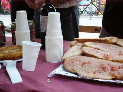 Els veïns i veïnes del parc de Rizal celebren un sopar.