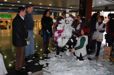 Sorteig de petits electrodomèstics al Mercat Municipal.