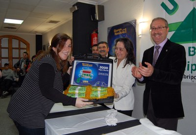 La UBR lliura els maletins de 'ripo euros' als guanyadors de la Campanya de Nadal.