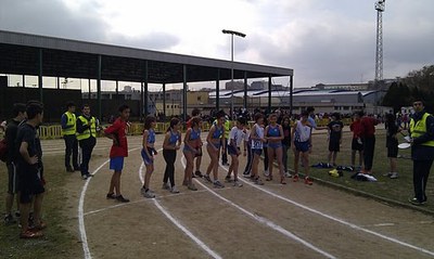 Alumnes i atletes de Ripollet participen a la jornada de pista local de la temporada.