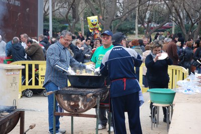 El concurs de migas i la mostra de programes de la Llei de Barris, al parc de Carles Ferré.