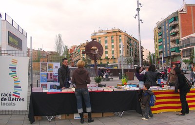 El Racó de les Lletres Locals s'instal·la a la plaça de Pere Quart per Sant Jordi.