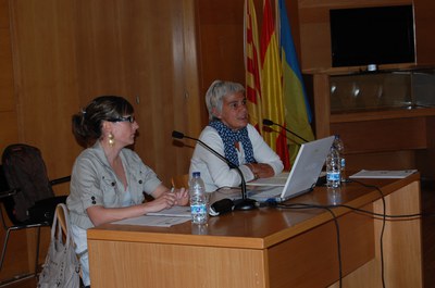 Pares i mares s'informen sobre les primeres passes de l'escolarització.