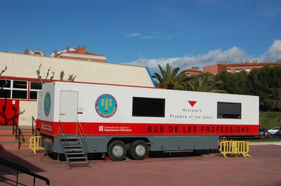 El Bus de les professions aparca a Ripollet.