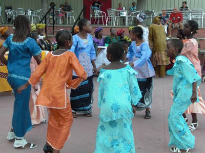 Els ritmes africans s'apoderen de la plaça Joan Abad.