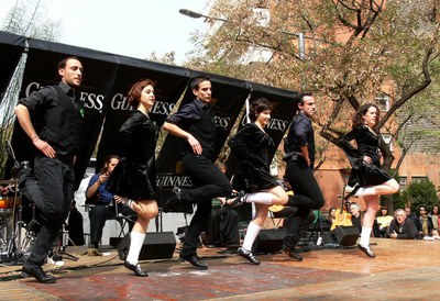 Festa Irlandesa amb música i dansa .