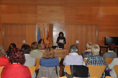 Una vintena de persones participen de la xerrada 'Paraules que maten'.