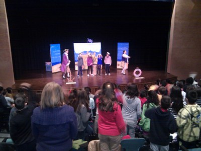 Els alumnes de 5è gaudeixen del teatre en anglès.