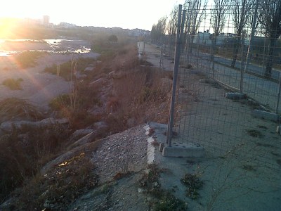 Noves Generacions de Ripollet critica l'estat del vial de vianants que voreja el riu Ripoll.