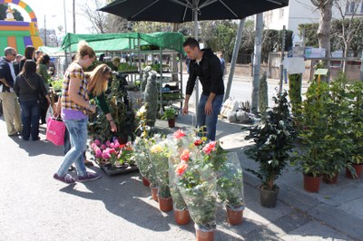 Ple absolut al parc de la Xemeneia per gaudir de la Fira dels Horts.