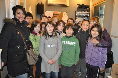 Desenes d'alumnes visiten la ràdio.