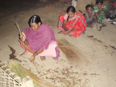 Mans Unides recull fons per millorar la salut a l'Índia.