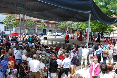 El barri de Maragall celebra unes festes plenes de teatre i ball.