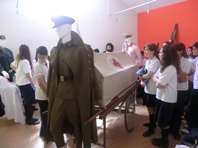 Escolars de Ripollet coneixen de prop la Creu Roja.