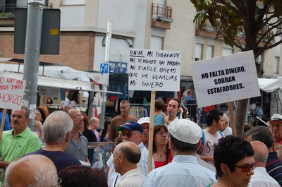 Protesta per les preferents davant les entitats bancàries de Ripollet.