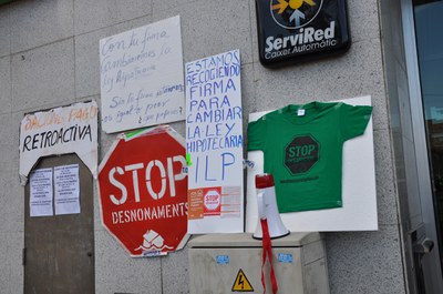 La Plataforma d'Afectats per la Hipoteca es concentra a l'oficina de Bankia.