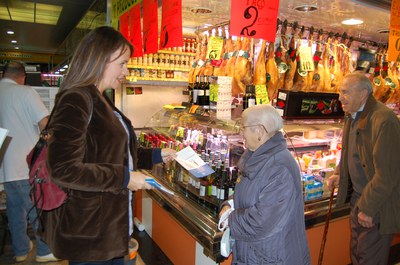 Eva García, candidata número 6 del PP català, i el diputat Rafael López visiten Ripollet .