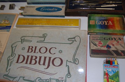 Segells, monedes i material escolar per celebrar els 40 anys del Cercle Filatèlic.