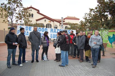 Diversos col·lectius socials es concentren davant l'Oficina de Treball.
