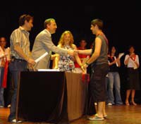 Els alumnes de batxillerat i 4rt d’ESO de l’IES Can Mas celebren la seva graduació.