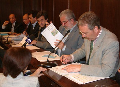 Signat el conveni que permetrà la cessió dels terrenys on es construirà l’hospital comarcal .