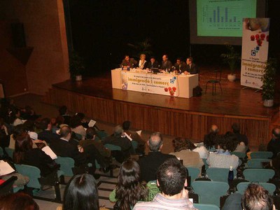 Més d’un centenar de persones debaten a Ripollet sobre comerç i immigració.