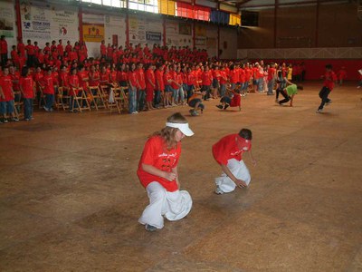 Uns 600 alumnes interpreten conjuntament una cantada.
