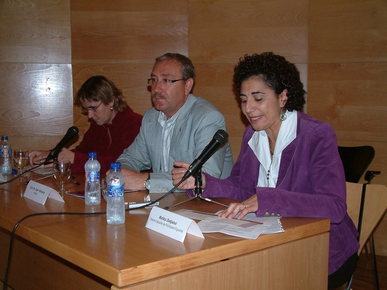 ripollet-serveis-guia-recursos-dones-2006.pdf