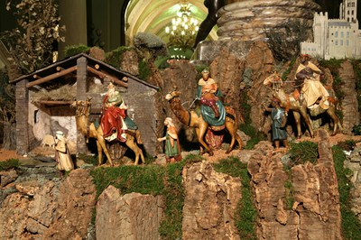 Un naixement de l'Agrupació de Pessebristes de Ripollet decora la seu central de Caixa Sabadell.