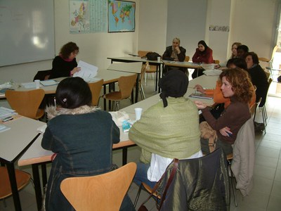 Una quinzena de dones segueixen el curs de mediadores culturals.