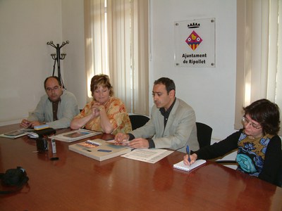 La Unió de Botiguers de Ripollet s'adhereix a la Junta d'Arbitrarietat de Consum de la Generalitat .