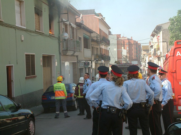 ripollet-societat-carrer-pau-casals-incendi-110507%20(6).JPG