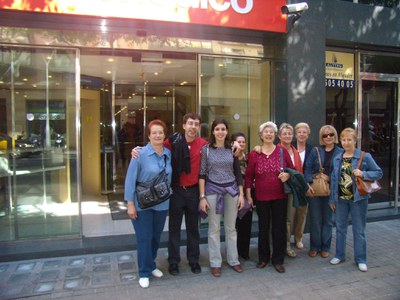 Els voluntaris lingüístics de Ripollet visiten la redacció d'El Periódico de Catalunya.