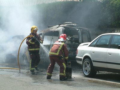 S'incendia un cotxe al carrer dels Afores i explota una bombona de gas que portava dins.