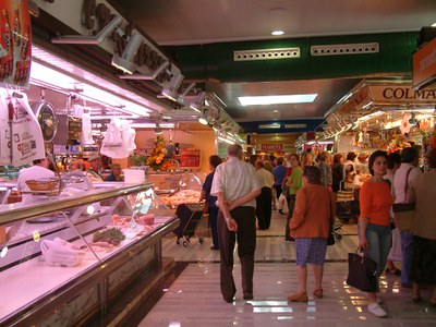 El Mercat Municipal ara també obre a les tardes .