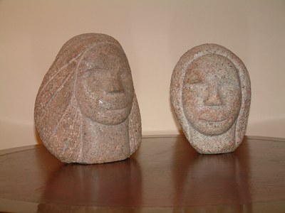 Dues escultures de Josep Maria Brull al Museu de Montserrat.