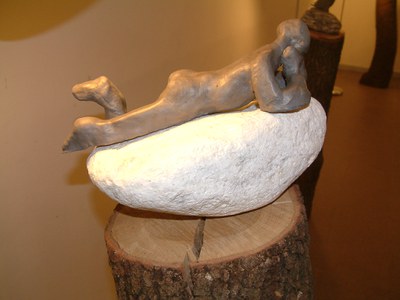 Els alumnes del Martinet exposen al Centre Cultural escultures sobre la maternitat .