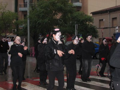 Els joves del Kftí participen a la rua del Carnaval 2008.