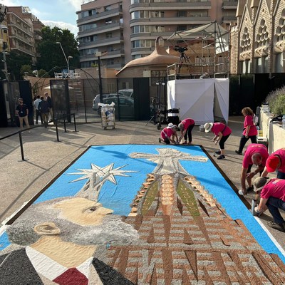 Catifa homenatge a Gaudí amb la mà de Pere Padró, de Ripollet Cultura i Tradició.